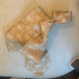 Tommy Bahama. Palm tree motif men’s necktie.